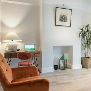 https://close-to-city-centre-stylish-and-cosy-home.belfasthotelsireland.com